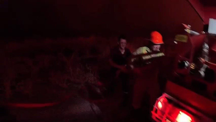 Orman işçilerinin inanılmaz mücadelesi kamerada! Alevlere korkusuzca daldılar - Resim : 5