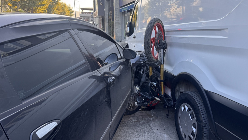 Bursa'da korkunç motor kazası: Servis ve otomobil arasında sıkıştı - Resim : 1