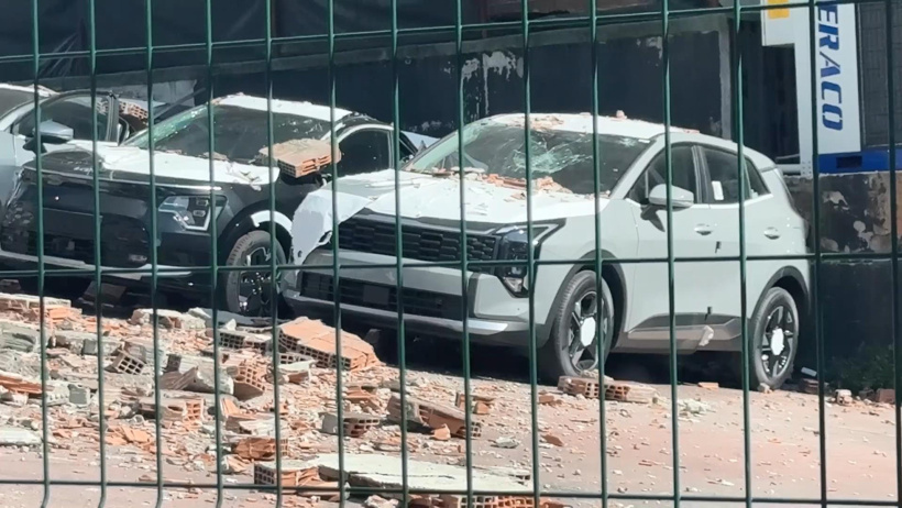 Satılmadan hurdaya döndüler: Sıfır araçların üzerine duvar çöktü! Milyonlarca liralık hasar oluştu - Resim : 1