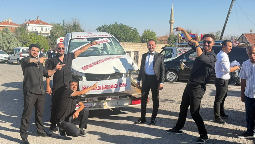 Arkadaşlarından damada unutulmaz düğün sürprizi! Hediyeyi gören dönüp bir daha baktı - Resim : 1