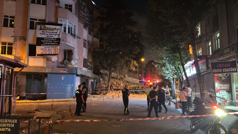 Son Dakika | İstanbul'un göbeğinde daha önce boşaltılan 4 katlı bina çöktü - Resim : 1