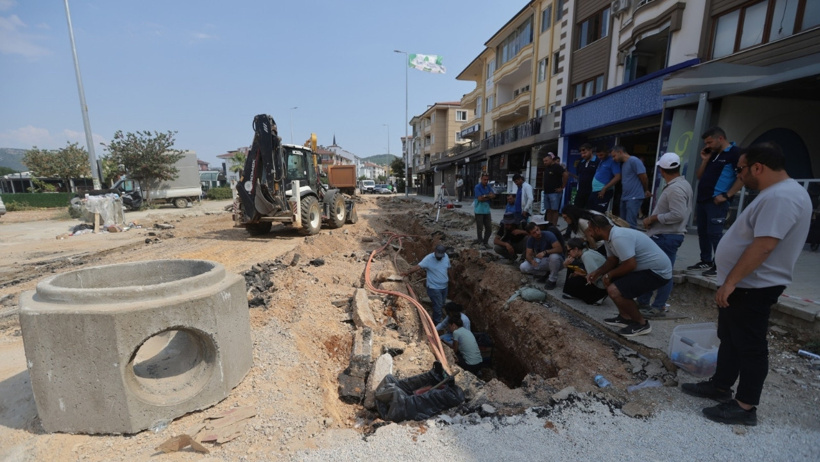 Yağmur suyu hattı için kazıyorlardı: Toprağın altından mezar ve iskelet karıntıları çıktı - Resim : 1
