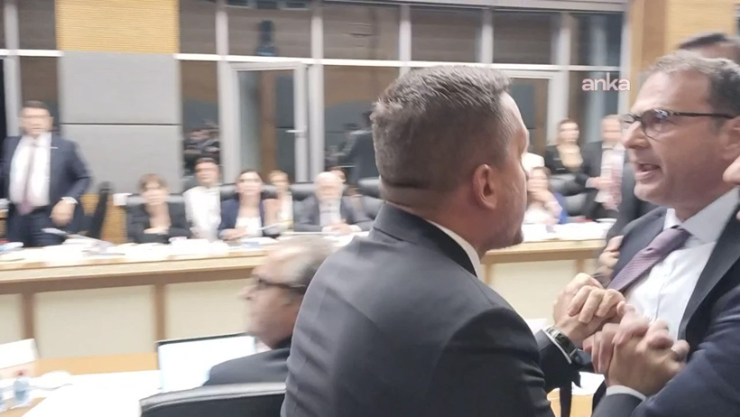 Meclis'te "çerçeve yasa" gerilimi: Milletvekili Komisyon Başkanı'nın üzerine yürüdü - Resim : 1