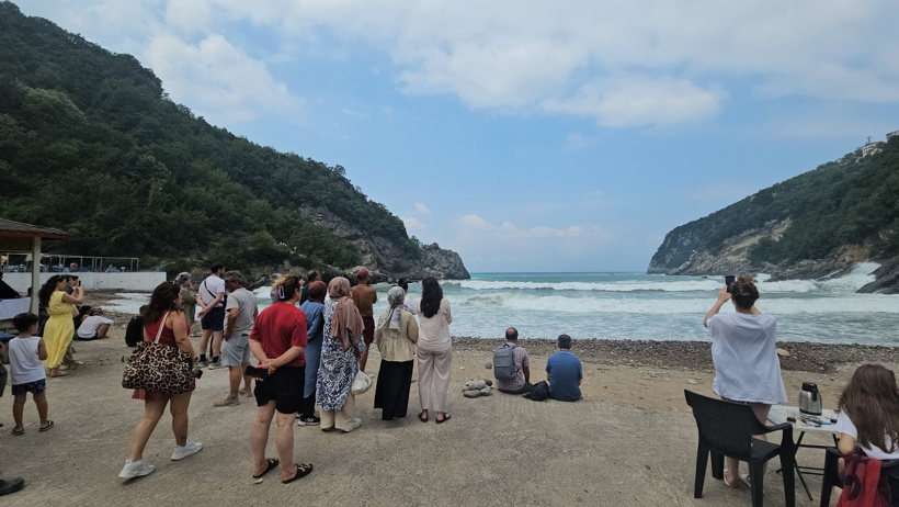 Kayalıklarda mahsur kaldılar! Dalgalar bir anda 5 metreye ulaştı - Resim : 4