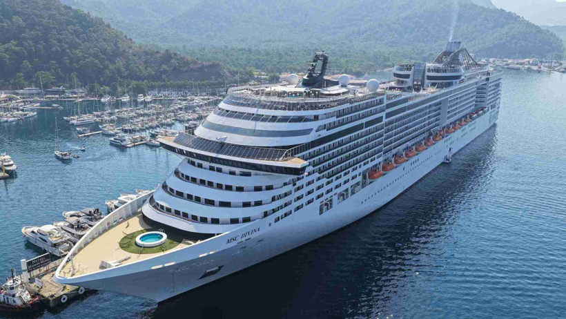 333 metrelik dev gemi ilçeyi hareketlendirdi! Binlerce turist sokakları doldurdu - Resim : 1