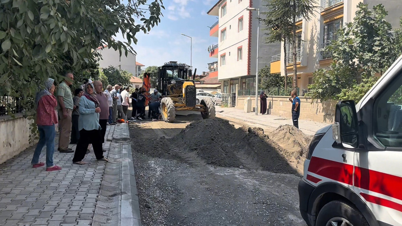 İş makinesinin altında kalan işçi öldü: Mesai arkadaşlarının gözyaşları sel oldu - Resim : 1