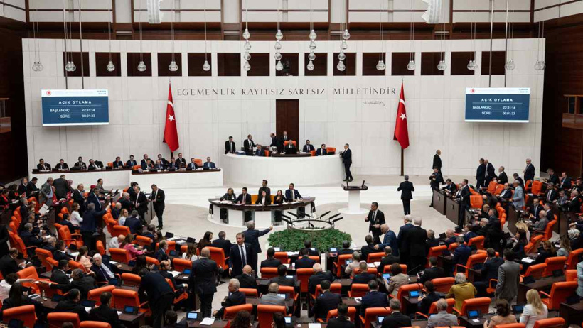 İşte süreç yasasının kabul edildiği anlar! Zılgıtlar çekildi alkışlar koptu: Tarihi kare de tekrarlandı - Resim : 1