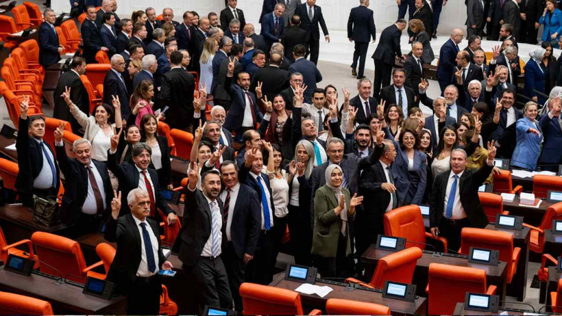 İşte süreç yasasının kabul edildiği anlar! Zılgıtlar çekildi alkışlar koptu: Tarihi kare de tekrarlandı - Resim : 3