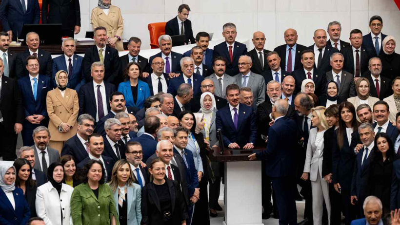 İşte süreç yasasının kabul edildiği anlar! Zılgıtlar çekildi alkışlar koptu: Tarihi kare de tekrarlandı - Resim : 4
