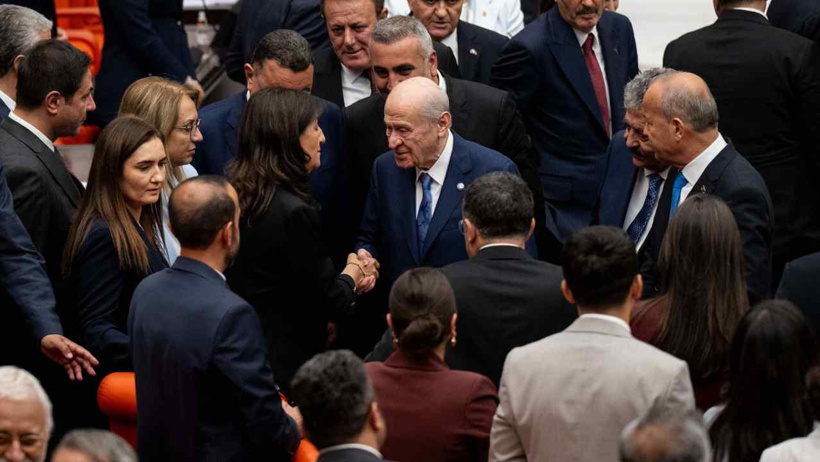 İşte süreç yasasının kabul edildiği anlar! Zılgıtlar çekildi alkışlar koptu: Tarihi kare de tekrarlandı - Resim : 2