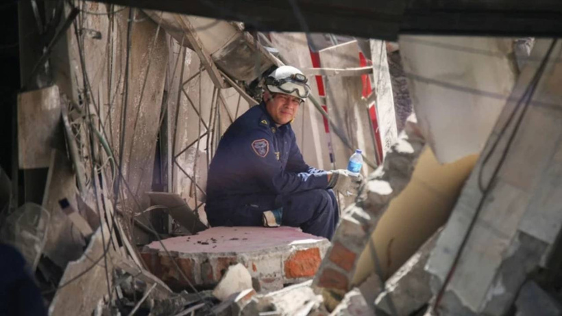 7,4’lük deprem Kolombiya’yı yıktı! İnsan zincirleriyle enkaz kaldırıyorlar - Resim : 4
