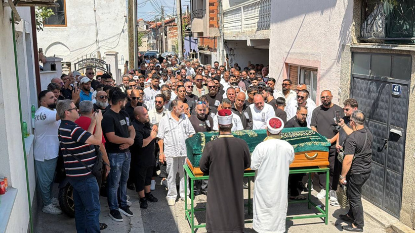 Cansever doğup büyüdüğü memleketinde toprağa verildi! Son kez evinin önüne getirildi - Resim : 2
