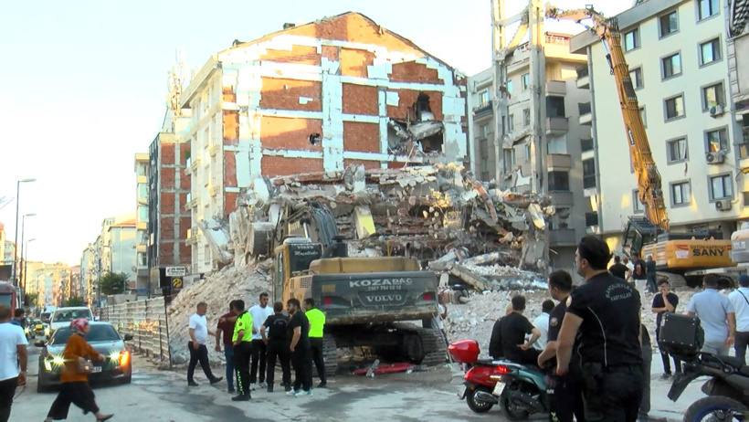 Yıkılan bina yandaki apartmanın üzerine devrildi! 6 katlı bina saniyeler içinde böyle çöktü - Resim : 3