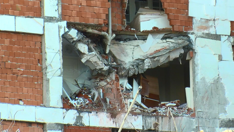 Yıkılan bina yandaki apartmanın üzerine devrildi! 6 katlı bina saniyeler içinde böyle çöktü - Resim : 1