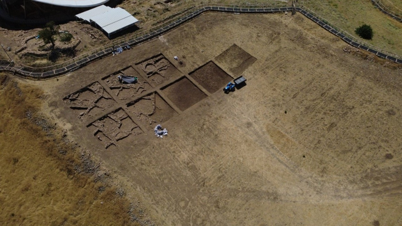 Göbeklitepe'de hiç dokunulmayan alana ilk kez kazma vuruldu: 10 bin yıllık yapılar gün yüzüne çıktı - Resim : 3