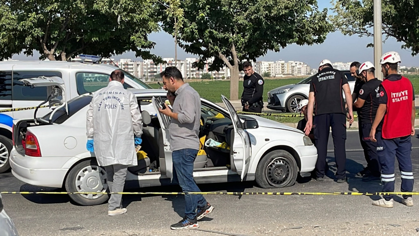 Kırmızı ışıkta beklerken suikasta uğradılar: 1 kişi öldü, 2 kişi yaralı - Resim : 1