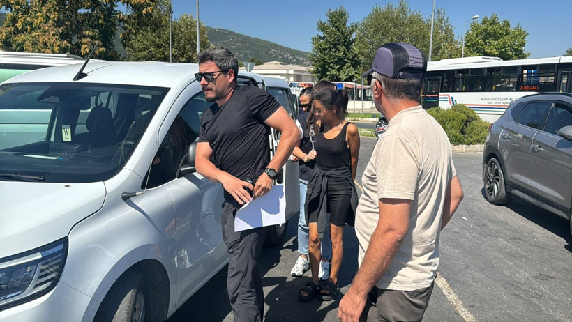 Türk bayrağını yakıp kaçan kadının ifadesi ortaya çıktı! "Şizofrenim" savunması yaptı - Resim : 1