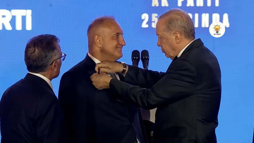 3 Milletvekili ve 7 Belediye Başkanı AKP'ye geçti: Rozetlerini Erdoğan taktı - Resim : 2