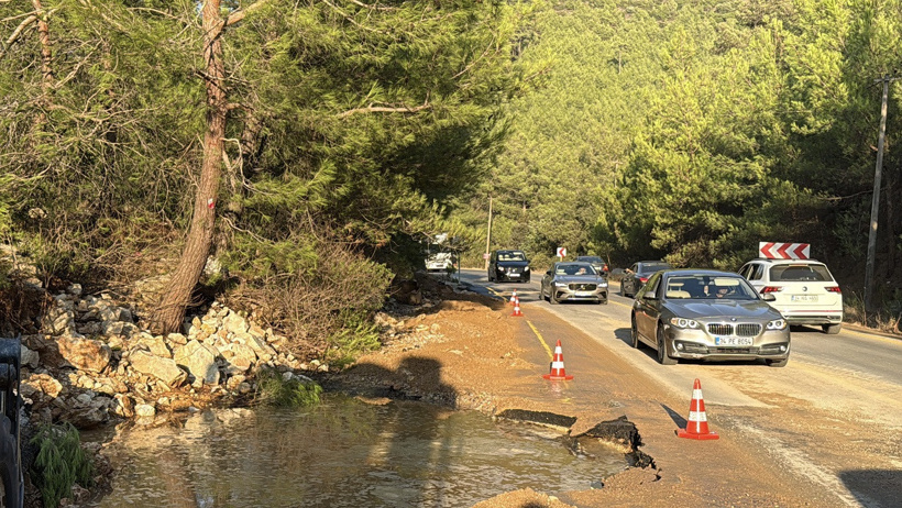 Su hattı bomba gibi patladı! Asfalt çöktü trafik felç oldu - Resim : 2