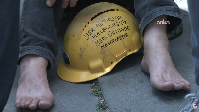 Son Dakika | Madenciler yarı çıplak şekilde bakanlığın önünde oturma eylemine başladı - Resim : 2