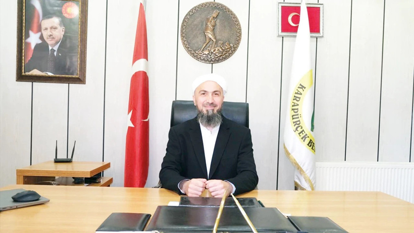 Valiye tayt yasak ama belediye başkanına sarık serbest mi? Karapürçek tek örneği oldu - Resim : 2