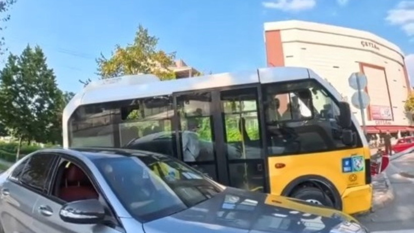 Belediye minibüsü elektrik direğine çarptı - Resim : 1