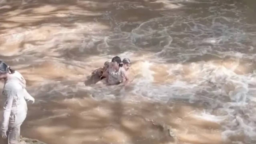 Selfie uğruna ölümden döndüler! Şelalede ani sel baskını turistleri sürükledi - Resim : 2