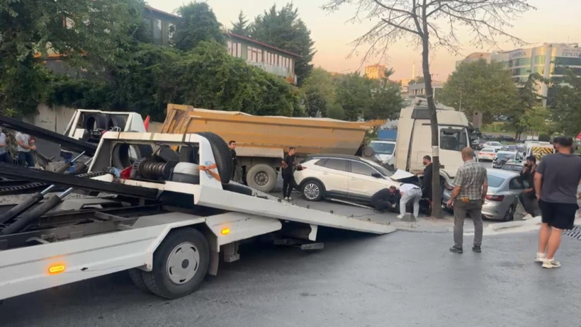 Freni boşaldı ortalık savaş alanına döndü: Hafriyat kamyonu 7 araca çarptı - Resim : 1
