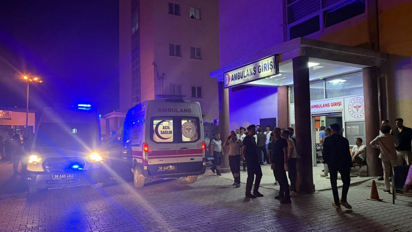 Hakkari’de düğün öncesi taşlı sopalı kavga! Damat hastaneye kaldırıldı - Resim : 1