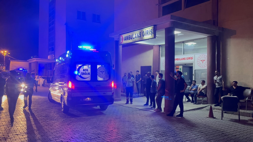 Hakkari’de düğün öncesi taşlı sopalı kavga! Damat hastaneye kaldırıldı - Resim : 4