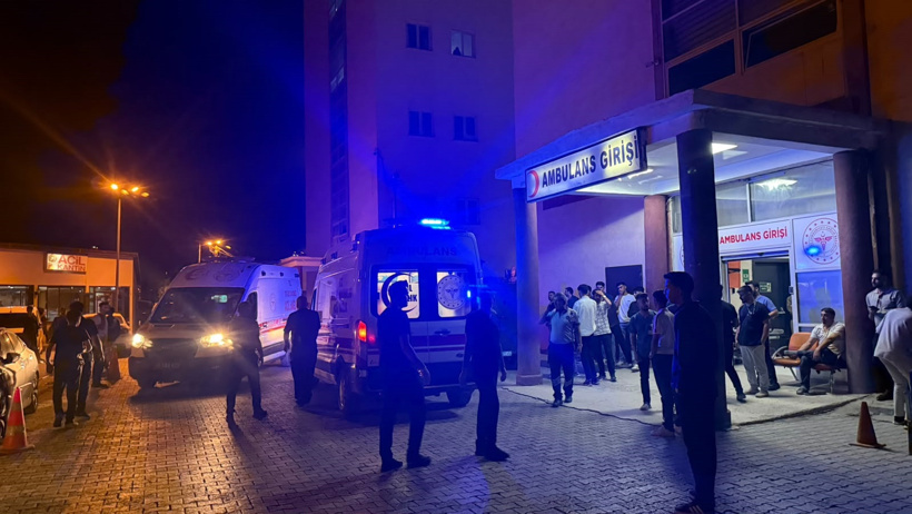 Hakkari’de düğün öncesi taşlı sopalı kavga! Damat hastaneye kaldırıldı - Resim : 3