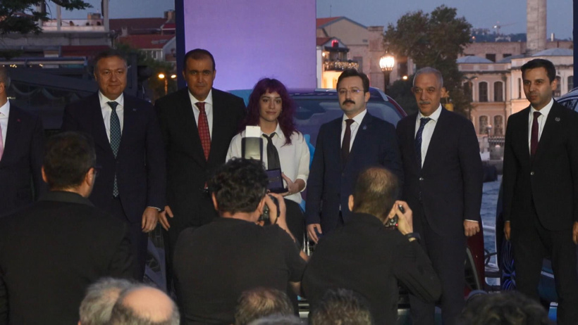 YKS'de birinci olan üç Kabataş Liseliye TOGG hediye edildi - Resim : 5