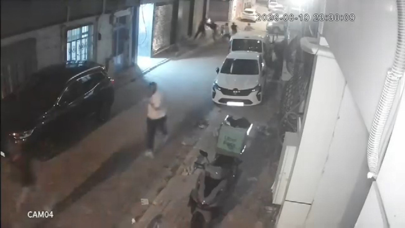 Özel harekat ve çevik kuvvet polislerini sokak ortasında dövüp gasbettiler - Resim : 1