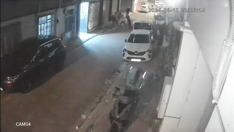 Özel harekat ve çevik kuvvet polislerini sokak ortasında dövüp gasbettiler - Resim : 3