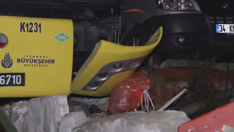 Sarıyer'de İETT otobüsü bariyere çarptı: Evlere metreler kala durdu! - Resim : 1