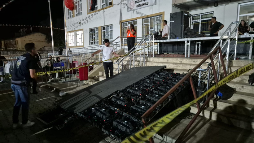 Elazığ’da festival alanında LED ekran devrildi: 5 kişi yaralandı! - Resim : 1