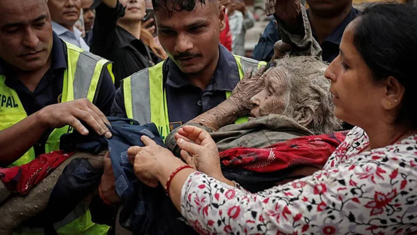 Nepal'de çürümüş cesetler Hindistan'a sürüklendi! Salgın hastalık riski başladı - Resim : 4