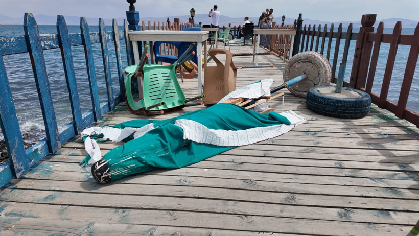 Van'da fırtına: Ağaçlar kökünden söküldü, çatılar uçtu - Resim : 1