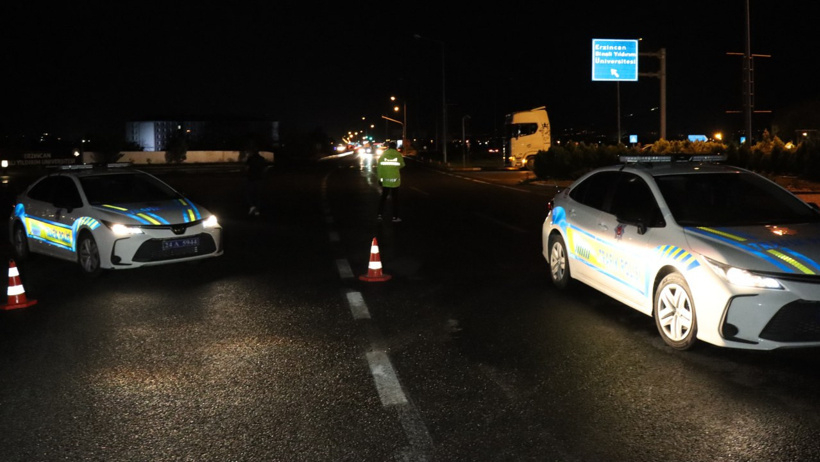 Heyelan nedeniyle kara yolu trafiğe kapatıldı! Sağanak başladı - Resim : 1