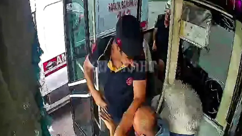 Trafikte dehşet: Ambulans şoförü otobüsü bastı, sürücüsünü darbetti! - Resim : 1