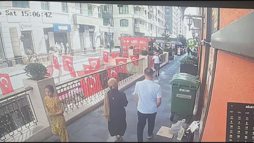 3 gündür kayıp olan küçük kız ülkesinin konsolosluğunu bulup ailesine kavuştu - Resim : 1