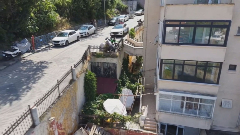 8 daireli binanın üzerinden koca yol geçiyor: Çatısında araçlar vızır vızır seyrediyor - Resim : 1