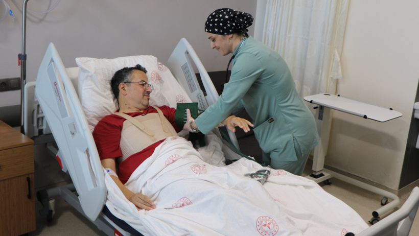Doktorlar benzerini bile bulamadı: 2 kalp kapağı 5 saatte değiştirildi! - Resim : 1