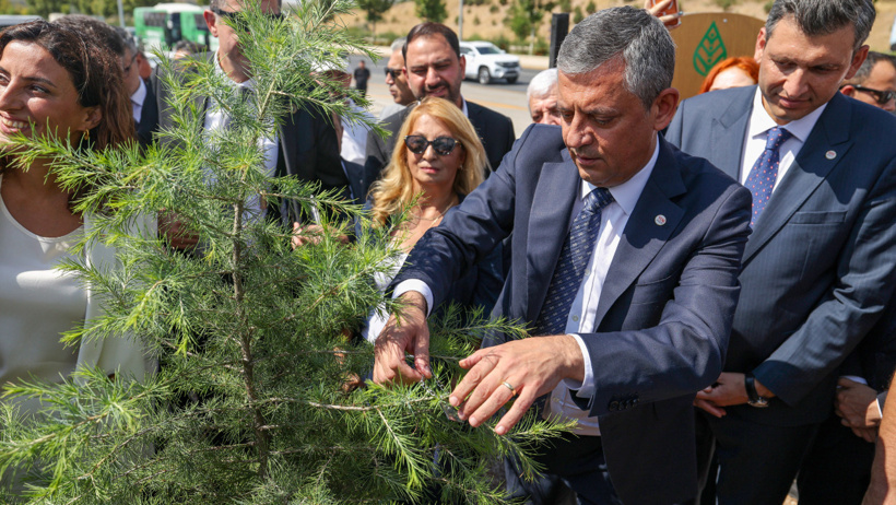 Özgür Özel YENİ Parti fidanını dikti: Hayırlı uğurlu olsun - Resim : 1