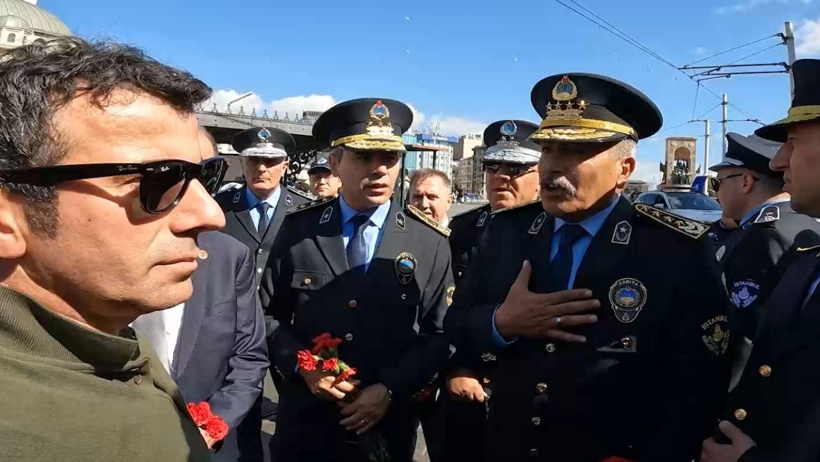 İBB zabıtasının yıl dönümü kutlamasında gerilim: Karanfil dağıtımına polis engeli kameralarda - Resim : 1