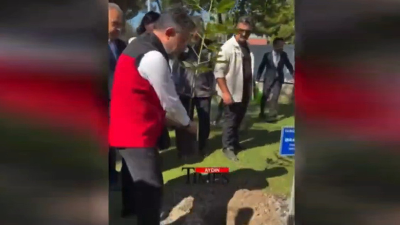 Tarım Bakanı'nın fidan dikemediği anlar gündem oldu: İmdadına yetiştiler - Resim : 1