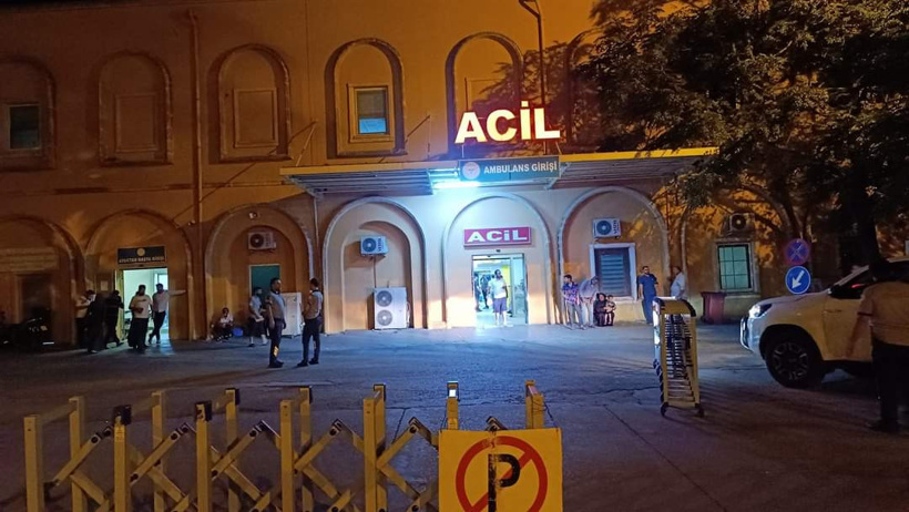 İki grup birbirine girdi, bıçaklar çekildi: 1’i çocuk 3 kişi yaralandı - Resim : 1