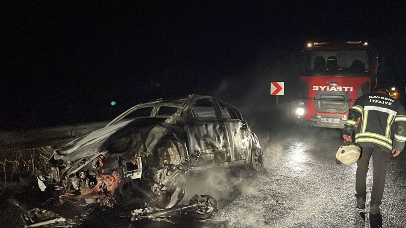 Kayseri'de korkunç görüntüler: Kaza sonrası iki araç da yandı - Resim : 1