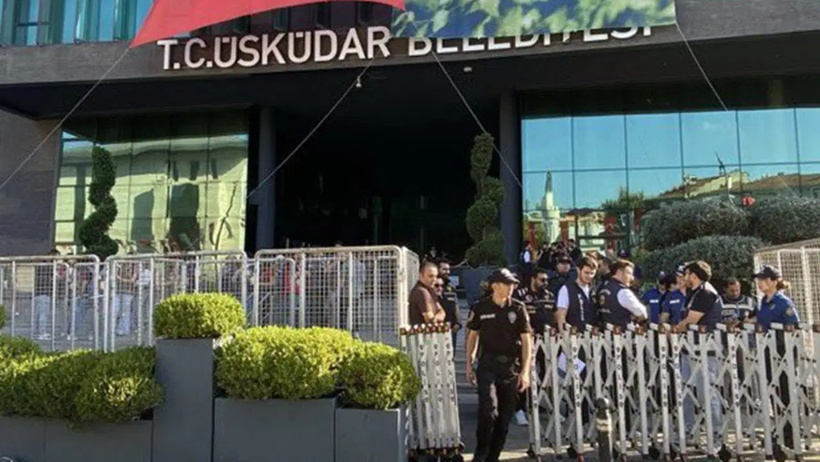 Butlancılar Üsküdar Belediyesi önünde yuhalandı! CHP'li isim kaçtı - Resim : 1