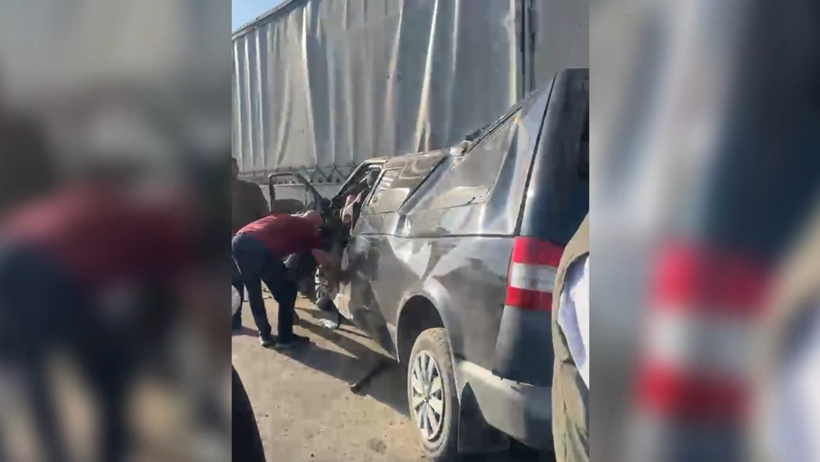 Şanlıurfa’da minibüs TIR altında kaldı: 2 ölü, 2 ağır yaralı - Resim : 2